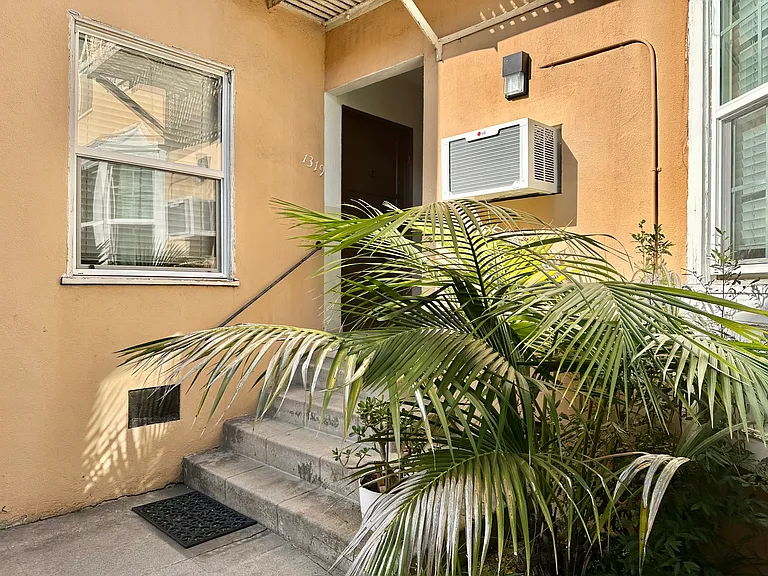 1319 N Fairfax Ave #7 — Photo 17