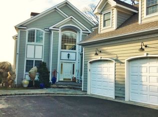 3 Bluff Point Rd, Northport, NY 11768