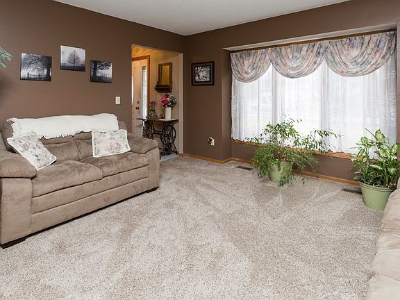 4th image of 114 NW Cedarwood Dr