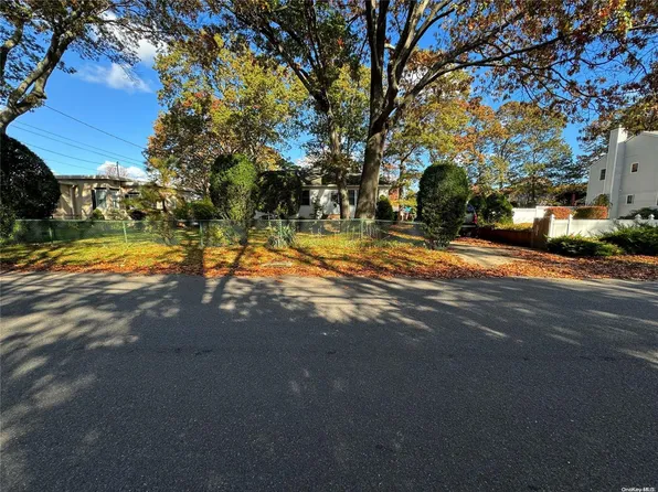 1021 Celia Street, West Islip, NY 11795