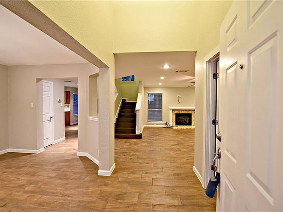 2nd image of 808 Woodhollow Ln