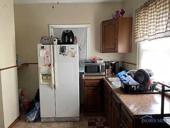 3rd image of 233 E Jackson St