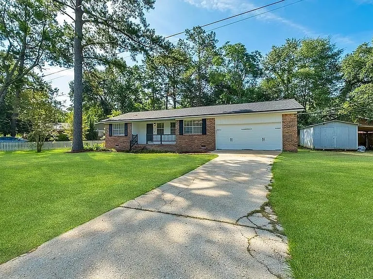 1825 Sherwood Dr — Photo 2