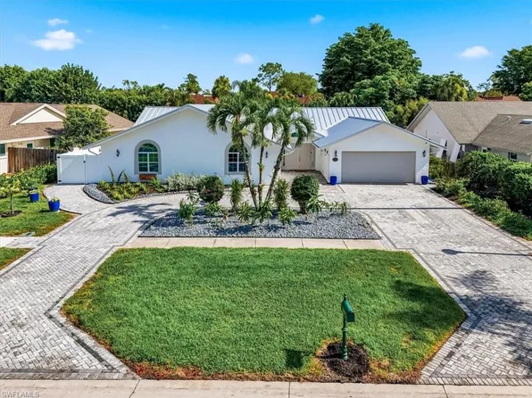 2467 Pine Woods Cir Unit 3, Naples, FL 34105