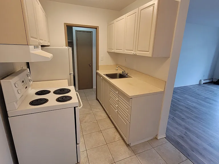 7607 4a St SW #205 — Photo 3