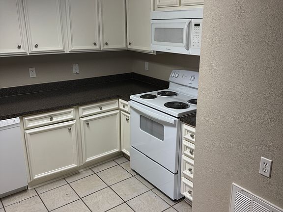 5th image of 825 Hardy Springs Cir APT B