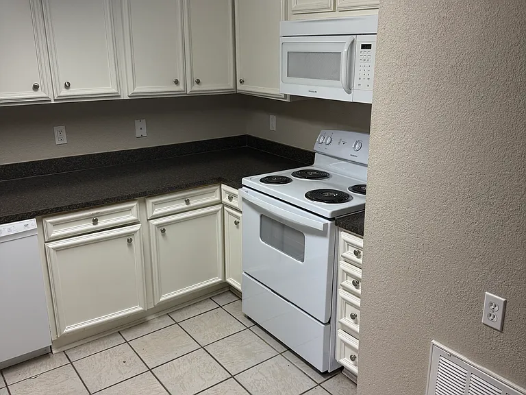 825 Hardy Springs Cir #B — Photo 5