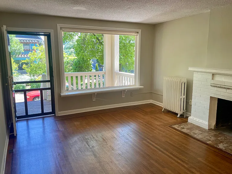 5225 19th Ave NE — Photo 3
