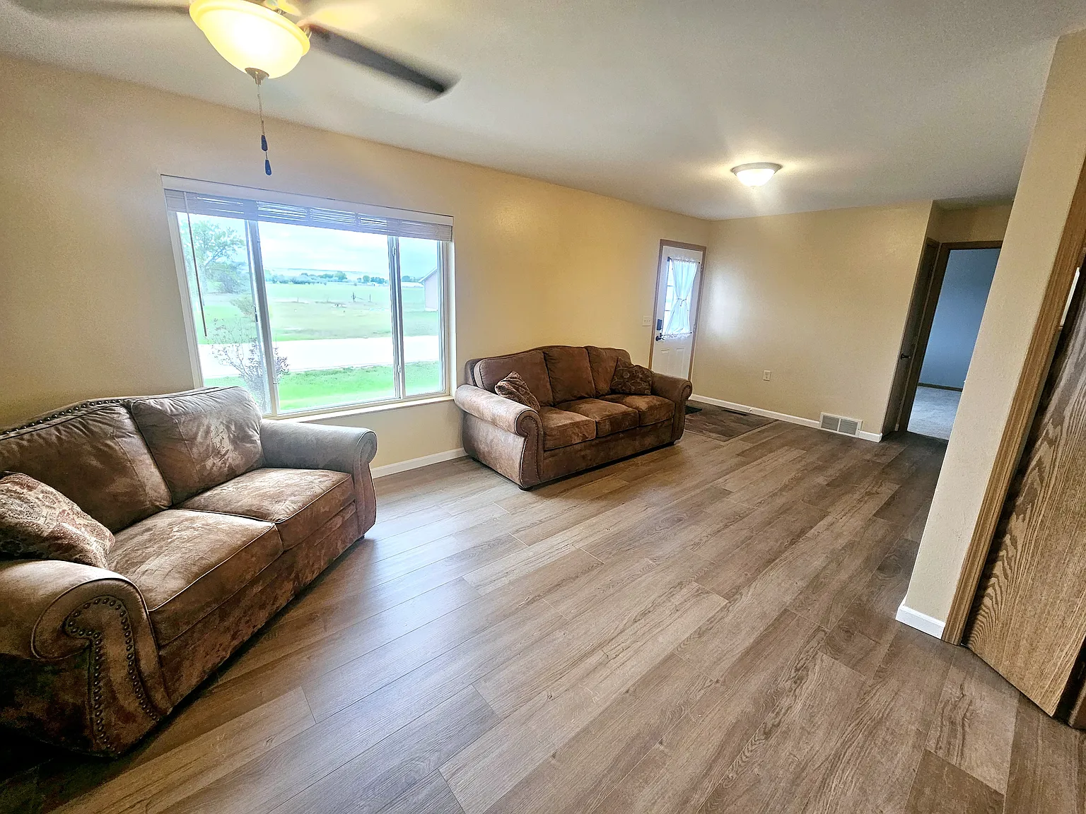 3 bed, 2016 sqft, $1,900 — Photo 2