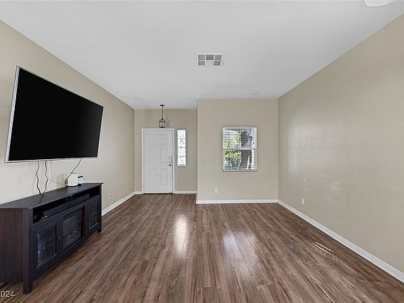4th image of 713 Cowboy Cross Ave