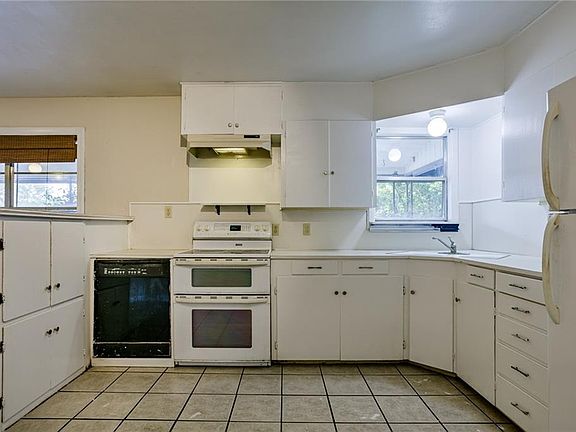 4th image of 403 N Ave E