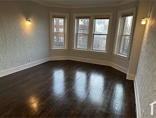 3rd image of 1143 N Lawler Ave