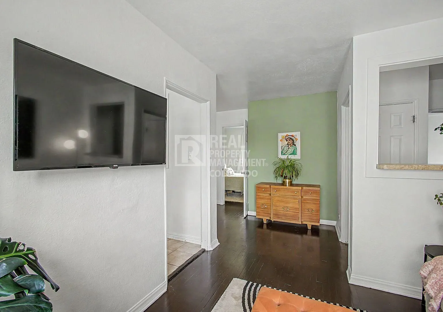 Charming 2-Bedroom Condo in Hale — Photo 4