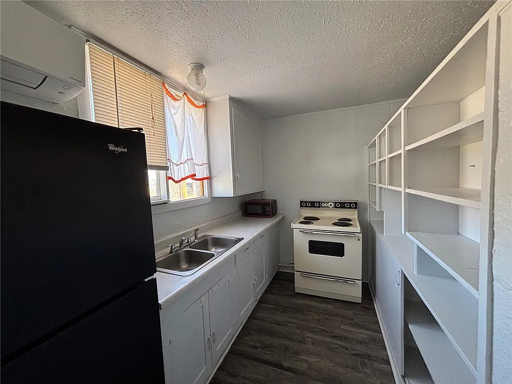 2 bed, 1.0 bath, 2479 sqft, $975 — Photo 2