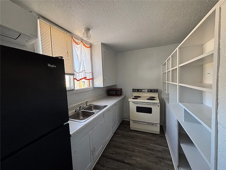 914 Grandview Ave — Photo 2