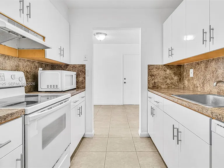 7201 Miami Lakes Dr #B14 — Photo 9