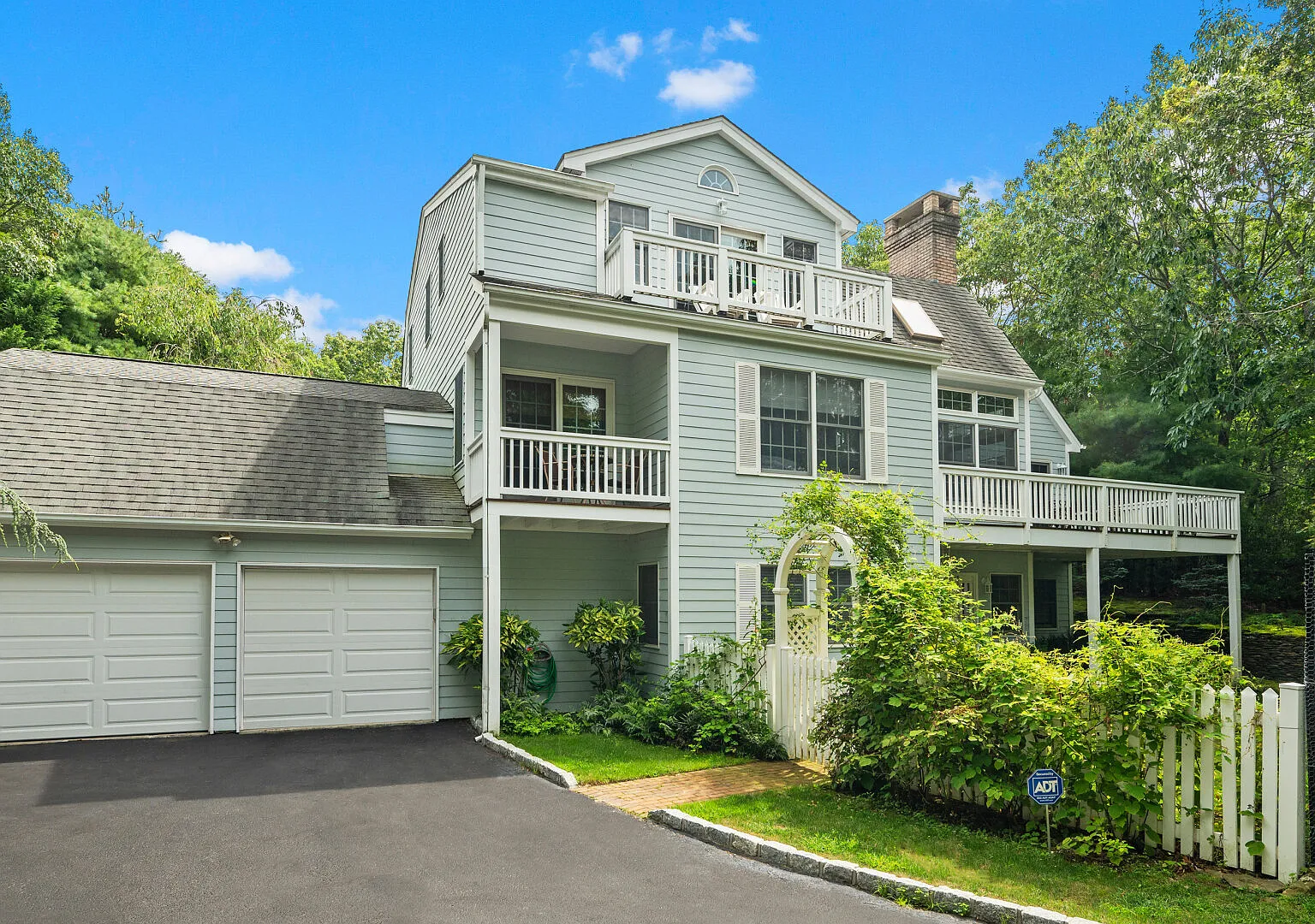 Acre of Landscaped Grounds, Entertainment Spaces on All Levels — Photo 3