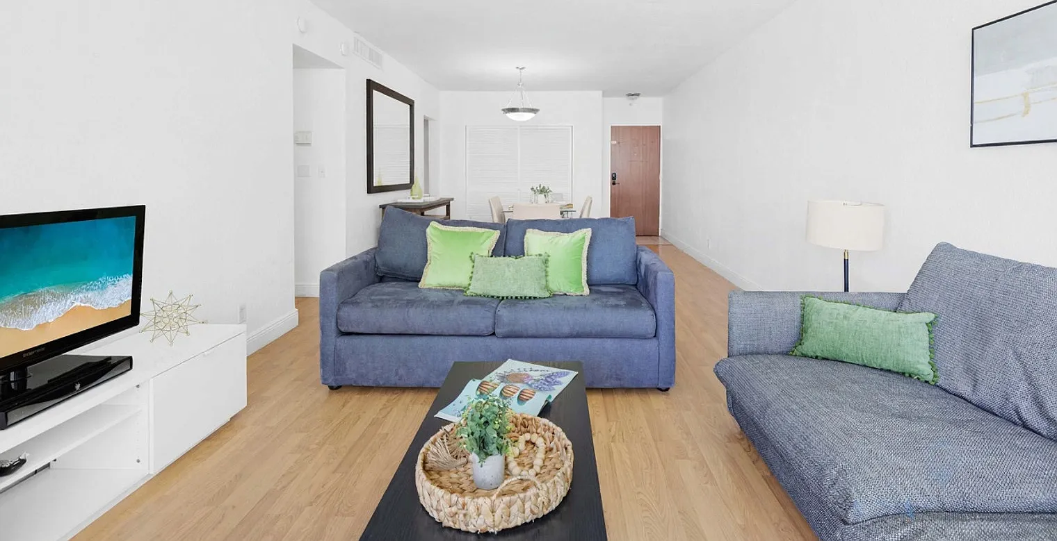 1 bed, 1.0 bath, 871 sqft, $3,331 — Photo 2