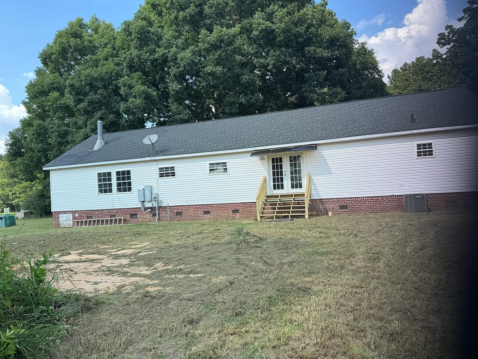4 bed, 2.5 bath, 2052 sqft, $2,500 — Photo 2
