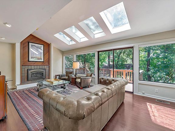 4th image of 280 Oakcrest Road