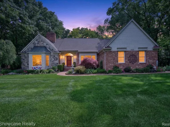 11073 Sandy Creek Dr, South Lyon, MI 48178