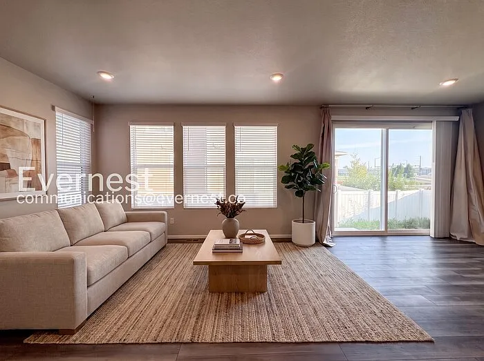 3 bed, 3.0 bath, 1976 sqft, $2,745 — Photo 3