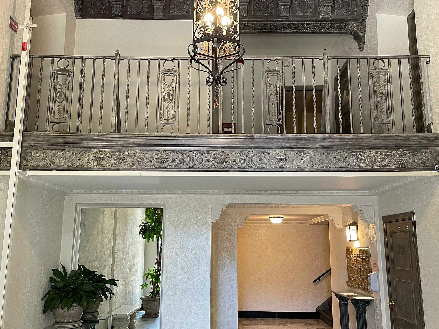 Russian Hill Apartments — Photo 2