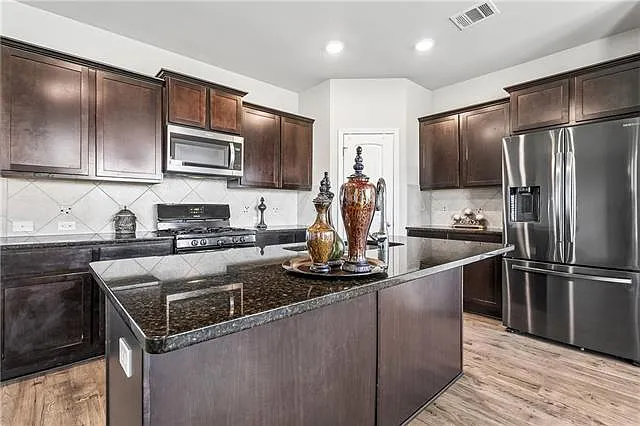 697 Lakeshore Village Dr — Photo 3