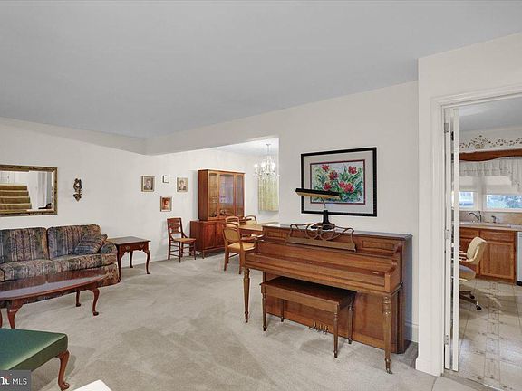 3rd image of 1108 Whitfield Blvd