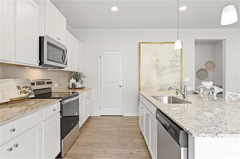 5 bed, 2802 sqft, $2,550 — Photo 4