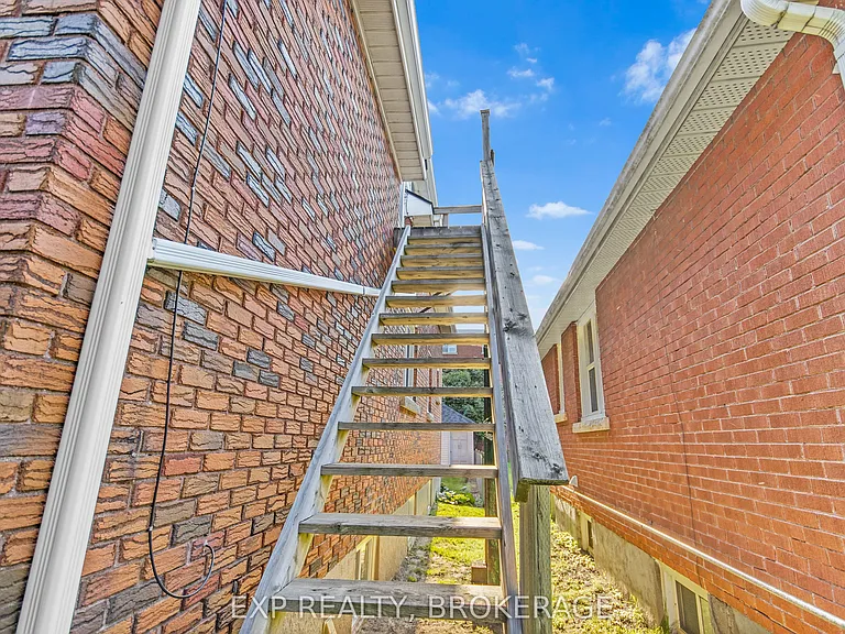 493 College St — Photo 5