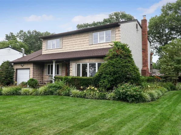 18 Apple Street, Central Islip, NY 11722