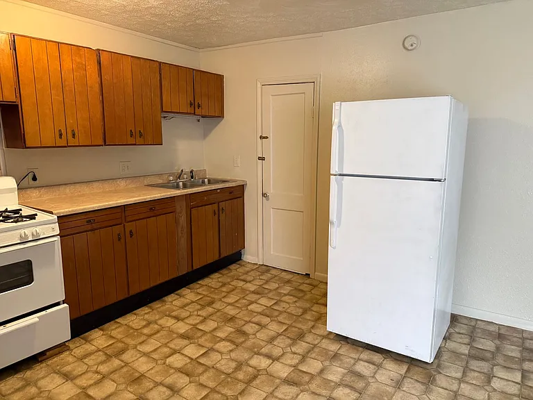 43 W Lewis St — Photo 11