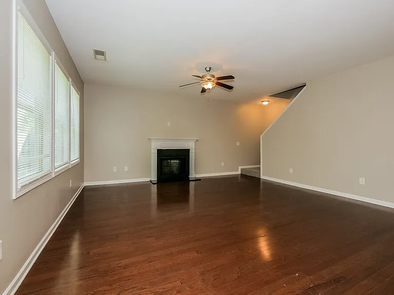 102 Worthing Ln — Photo 5