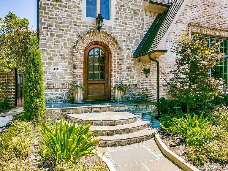 3909 Greenbrier Dr — Photo 3