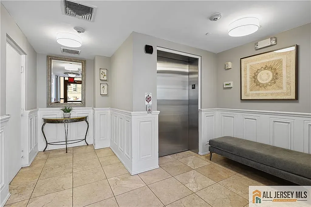 2 bed, 1050 sqft, $1,600 — Photo 3
