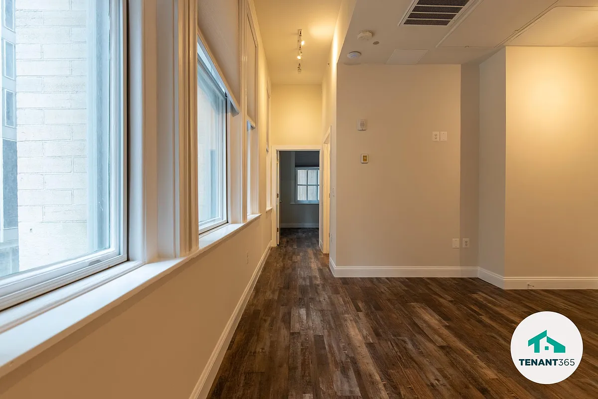 Building Photo - 8 E Fayette St #201