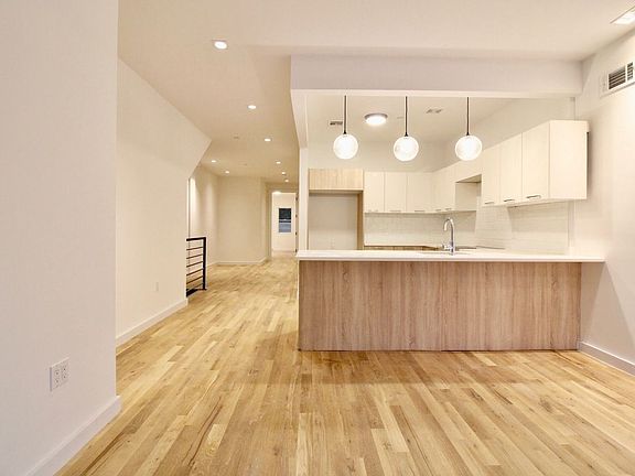 5th image of 110 Jefferson Ave #1