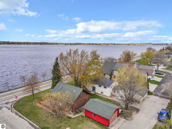 1817 Sunnyside Dr, Cadillac, MI 49601