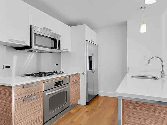 3rd image of 305 McGuinness Blvd APT 2I