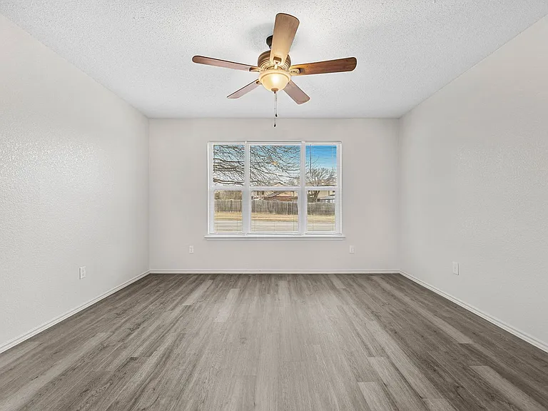 1005 Judy Ln — Photo 8