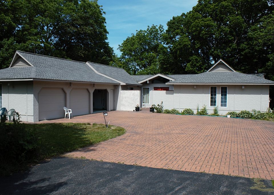 Front, 3+ car garage 