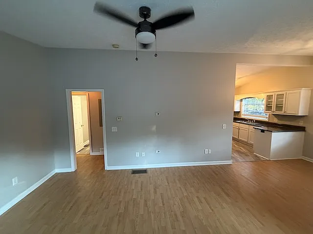 688 Inglewood Dr SE — Photo 12