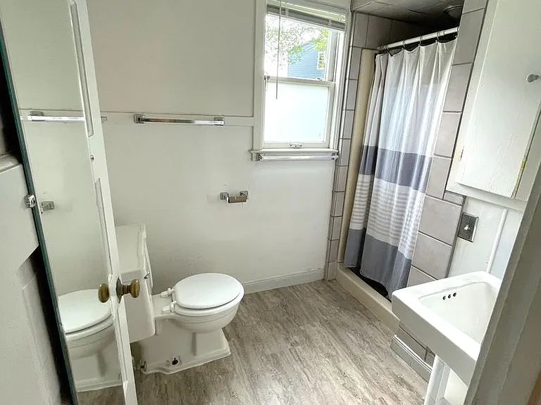 1011 Vaughn St — Photo 9