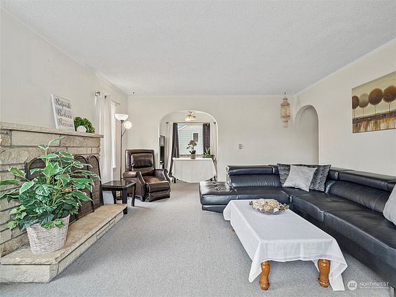 Living Room>