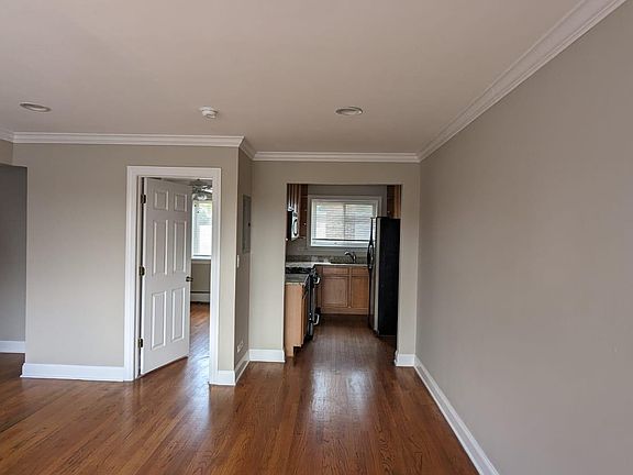 4th image of 6041 N Rockwell St APT 3B
