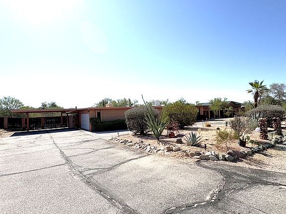 Large long driveway for extra parking and RV parking