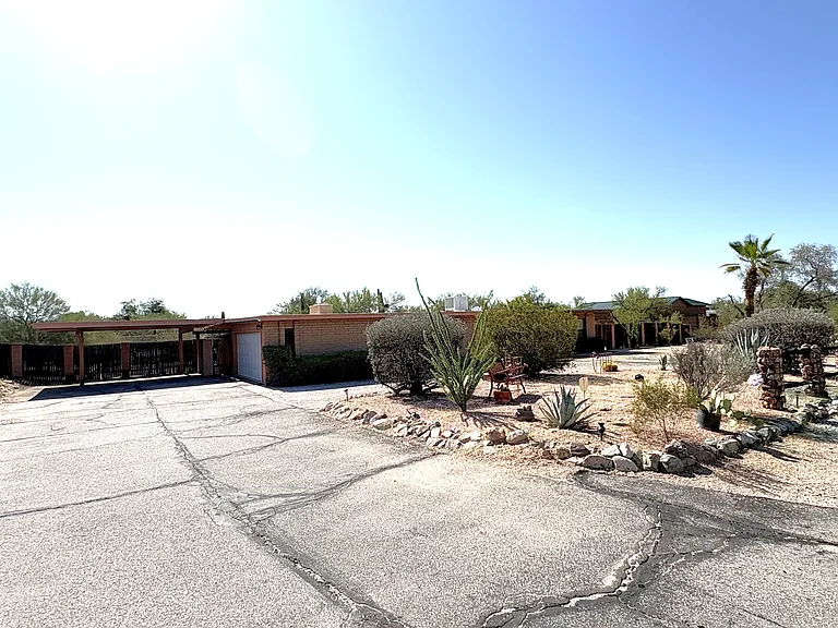 Large long driveway for extra parking and RV parking