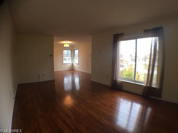 3rd image of 1100 Orchard Heights Dr