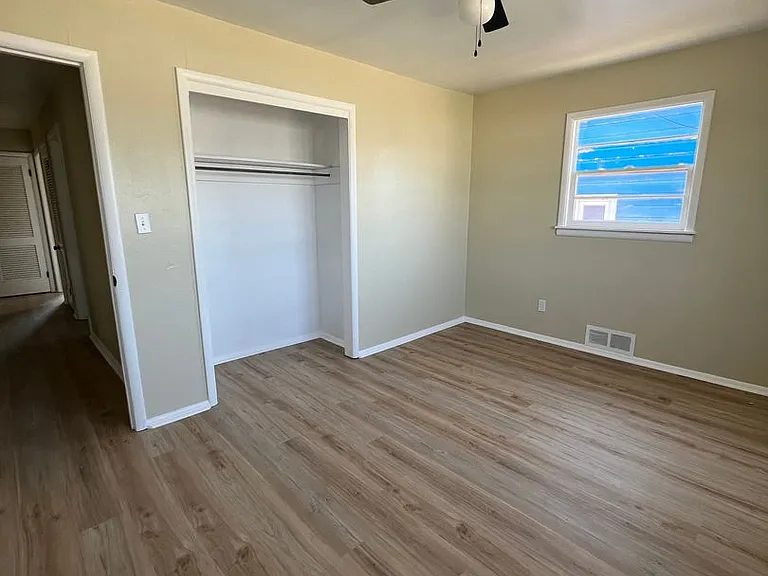 302 N Forest St — Photo 4